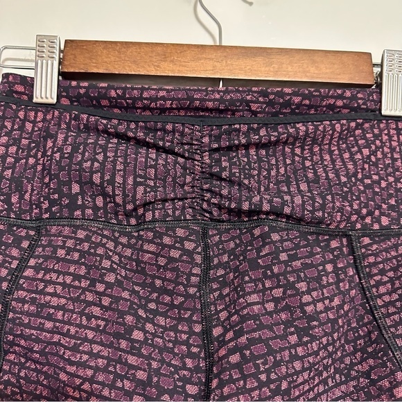 Lululemon Mesh Outrun 17” Crop Leggings in Shatter Weave Dust Coral Plum / Black - Picture 7 of 10
